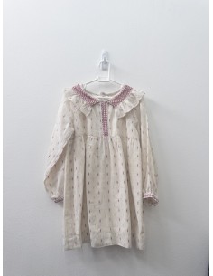 vestido beige con detalles de brillitos dorados y rojos