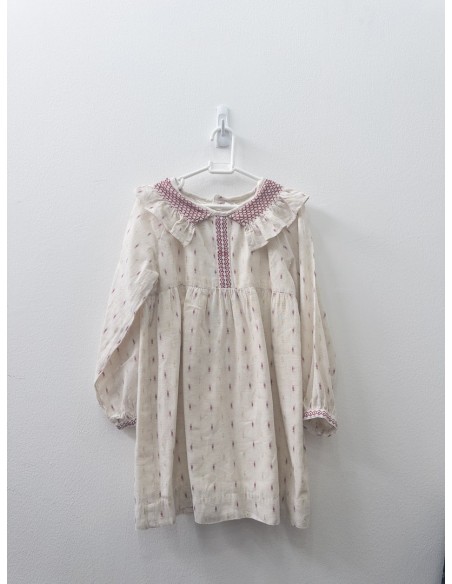 vestido beige con detalles de brillitos dorados y rojos