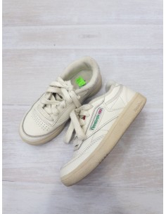 sneakers blanco con letras verdes