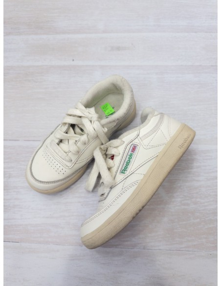 sneakers blanco con letras verdes