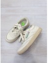 sneakers blanco con letras verdes