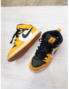 sneakers mostaza y negro