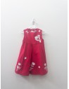 vestido fucsia con flor blanca
