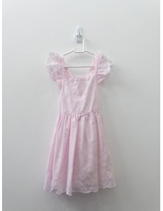 vestido rosado con bordado blanco