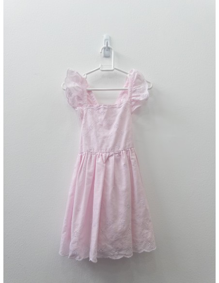 vestido rosado con bordado blanco