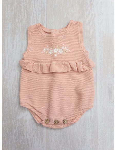 monito rosado de punto con flores blancas