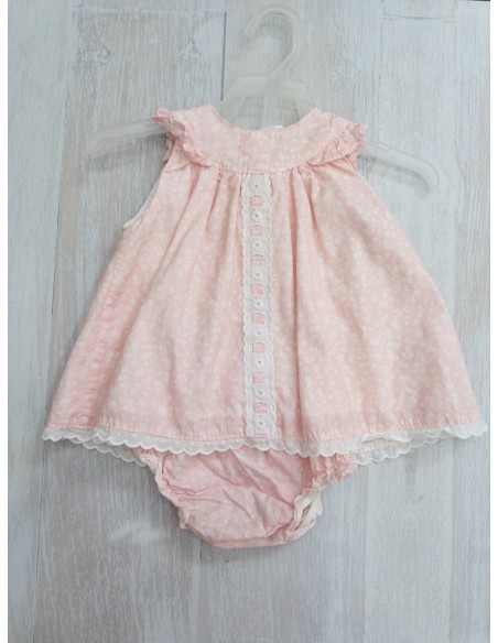 vestido rosado con flores blancas