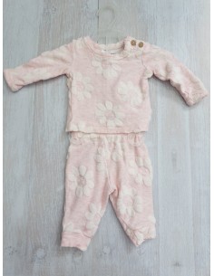 sueter y calentador rosado con flores blancas