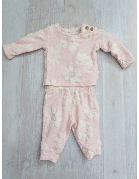 sueter y calentador rosado con flores blancas