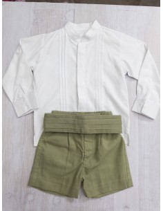 set short verde, camisa blanca
