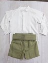 set short verde, camisa blanca