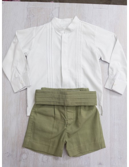 set short verde, camisa blanca