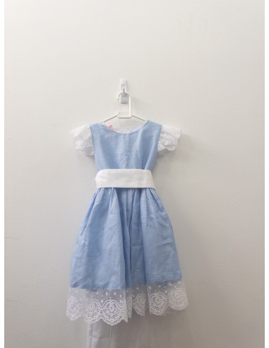 vestido celeste con detalles blancos