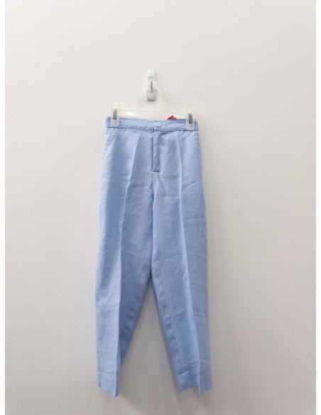 pantalon celeste con camisa blanca