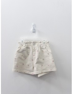 short beige con florcitas rosadas y amarillas
