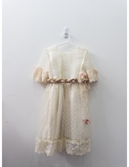 vestido beige con mangas tul