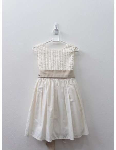 vestido blanco con cinton beige