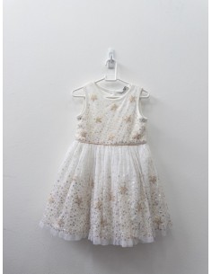 vestido blanco y estrellas de lentejuelas doradas