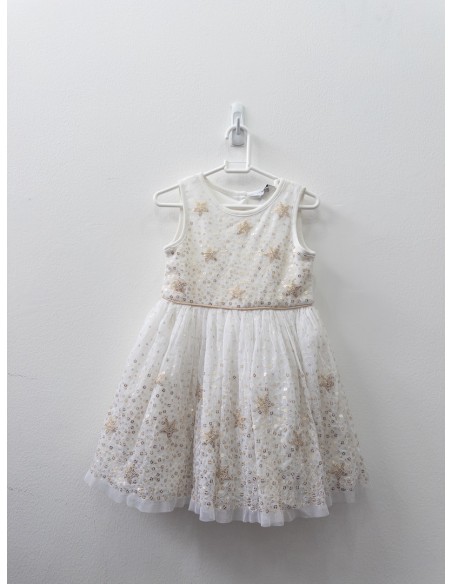 vestido blanco y estrellas de lentejuelas doradas