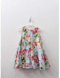 vestido celeste con flores rojas