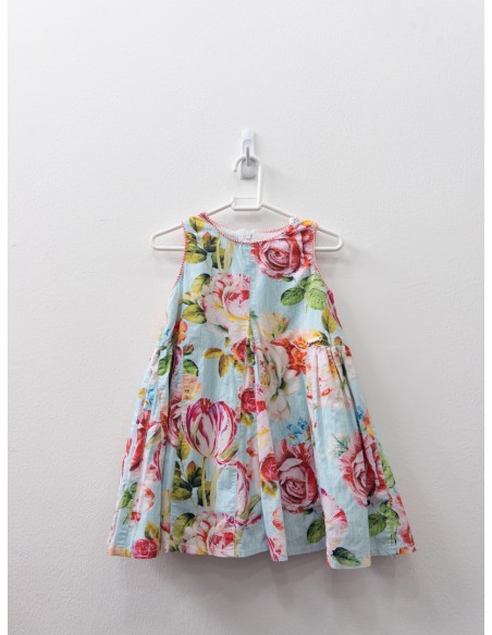 vestido celeste con flores rojas