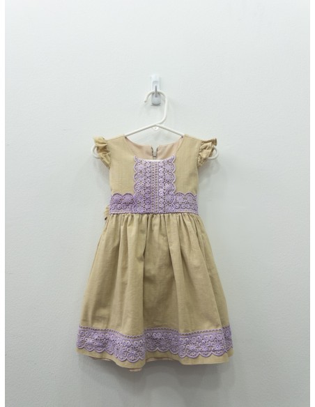 vestido beige con detalles bordados lila