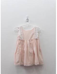 vestido rosado con detalles blancos