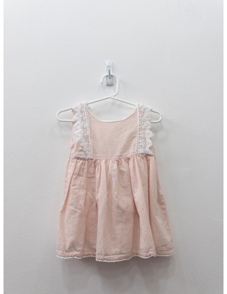 vestido rosado con detalles blancos