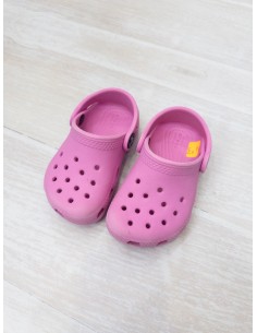 crocs fucsias