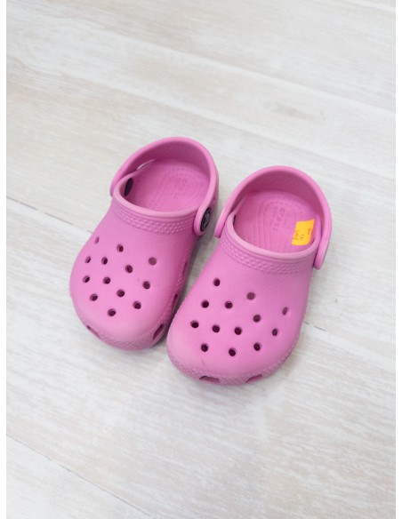 crocs fucsias