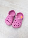 crocs fucsias