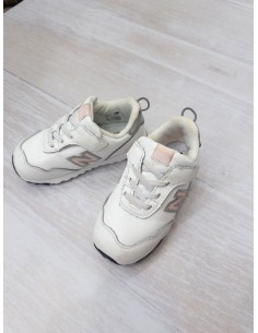 sneakers blancos con logo rosados