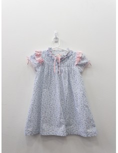 vestido blanco con flores azules y cuello rosado