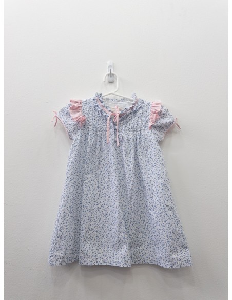 vestido blanco con flores azules y cuello rosado