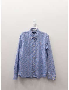 camisa celeste con detalles azules y rojos