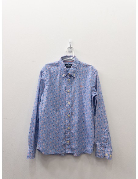 camisa celeste con detalles azules y rojos