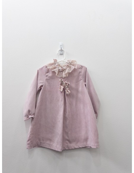 vestido rosado con cuello y lazos de flores