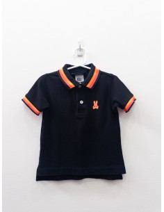 polo negro con cuello fucisa y naranja neon