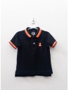 polo negro con cuello fucisa y naranja neon