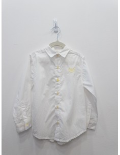 camisa blanca con logo amarillo