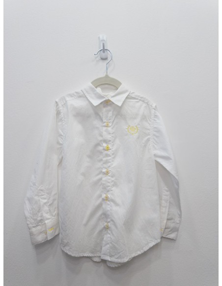 camisa blanca con logo amarillo
