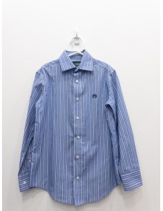 camisa celeste con rayas blancas