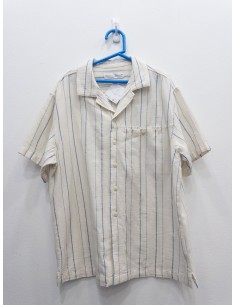 camisa blanca con rayas celestes