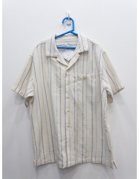 camisa blanca con rayas celestes