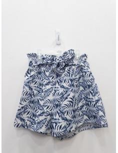 short blanco con hojas azules
