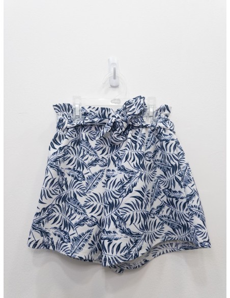 short blanco con hojas azules