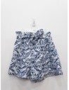 short blanco con hojas azules