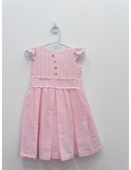 vestido rosado de lino con flores en pecho