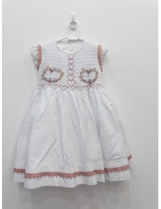 vestido blanco con detalle de nido de abeja con flores rosadas celestes
