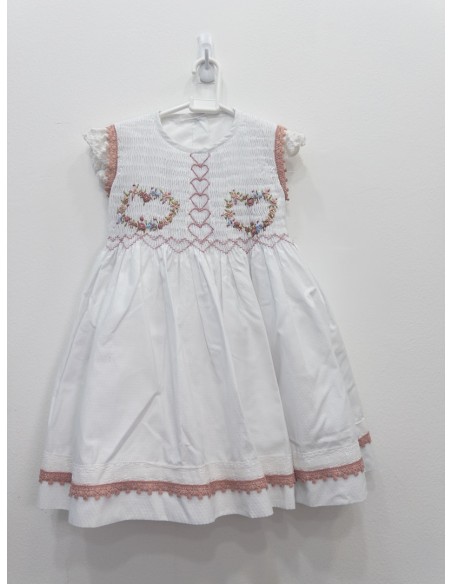 vestido blanco con detalle de nido de abeja con flores rosadas celestes